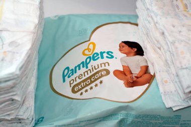 Kahire, Mısır, 15 Mart 2023: Pampers prim bezi Aloe Vera ile ekstra bakım bezi, Pampers, Procter ve Gamble tarafından pazarlanan bir bebek bakım ürünüdür.