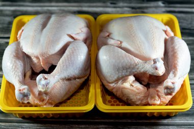 Deri ve kemikli taze çiğ tavuk, göğüsleri, bacakları, kalçaları olan bütün tavuk, pişirmeye, ızgara yapmaya, ızgara yapmaya, kızartmaya ya da kaynatmaya hazır tavuk eti, beyaz etten seçici bir yiyecek.