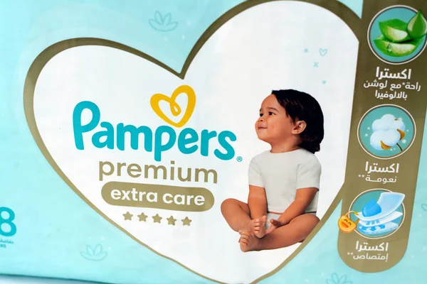 Kahire, Mısır, 15 Mart 2023: Pampers prim bezi Aloe Vera ile ekstra bakım bezi, Pampers, Procter ve Gamble tarafından pazarlanan bir bebek bakım ürünüdür.
