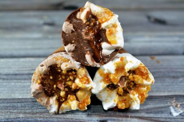 Dondurma, vanilya ve çikolata külahları. Çikolata, karamel sosu ve gevrek bir külahta fındık. Soğuk dondurmayı bisküvinin içinde eritmek, yaz tatili kavramı.