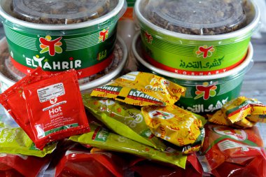 Kahire, Mısır, 28 Mart 2023: El Tahrir Koshary Koshari, pirinç, makarna, spagetti ve mercimek karışımı baharatlı domates sosu, sarımsak sirkesi, kızarmış soğan, humus nohutu