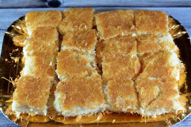 Şekerli bal şurubuna batırılmış, peynirle kaplanmış, pıhtılaşmış veya çırpılmış krema katılmış, Mısırlı Ramazan kunafa tatlısıyla hazırlanmış geleneksel bir orta doğu tatlısıdır.