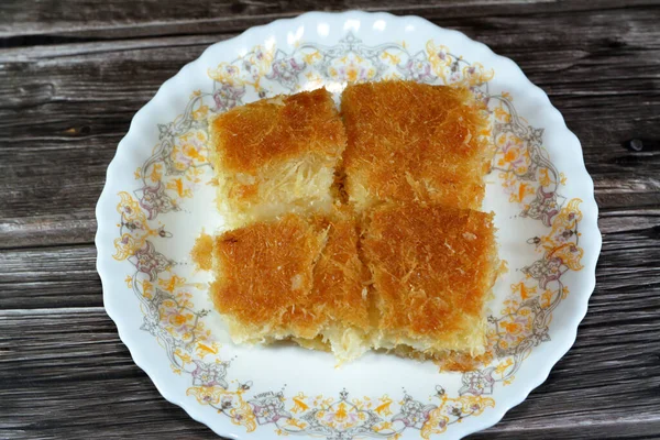 Traditional Middle Eastern Dessert Knafeh Konafa Made Spun Pastry Kataifi — Stock Photo, Image