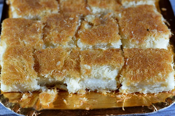 Een Traditioneel Midden Oosten Dessert Knafeh Konafa Gemaakt Met Gesponnen — Stockfoto