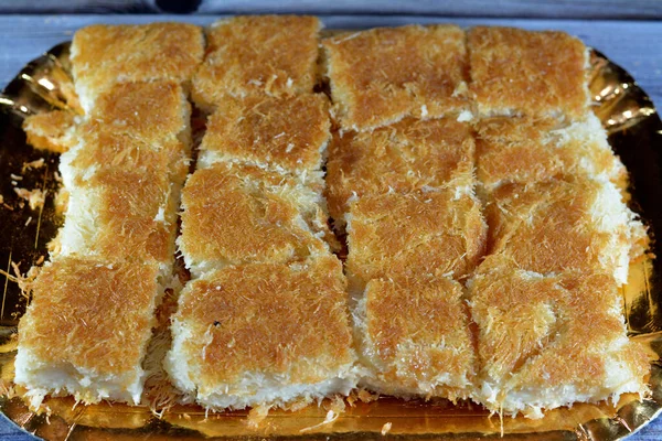 Hagyományos Közel Keleti Desszert Knafeh Konafa Készült Fonott Tészta Kataifi — Stock Fotó