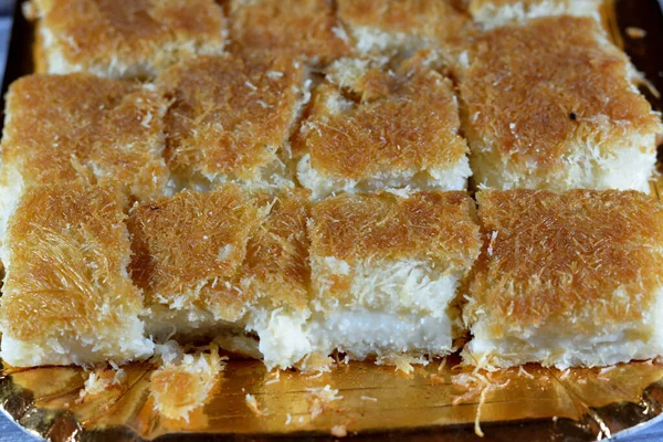 一种传统的中东甜点Knafeh Konafa 用纺成的糕点Kataifi制成 浸渍在甜蜂蜜糖浆中 用奶酪 凝块或奶油分层而成 埃及的拉马丹库纳法甜点 — 图库照片
