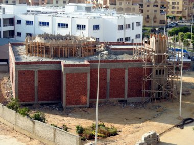 Kahire, Mısır, 8 Eylül 2020: Kahire 'de yeni bir cami inşaatı, yeni bir cami inşaatı, Müslümanların Allah' a dua edecekleri bir yer, ahşap iskeleler.