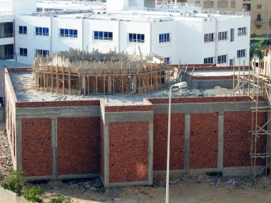 Kahire, Mısır, 8 Eylül 2020: Kahire 'de yeni bir cami inşaatı, yeni bir cami inşaatı, Müslümanların Allah' a dua edecekleri bir yer, ahşap iskeleler.