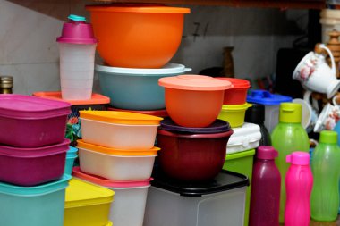 Kahire, Mısır, 4 Şubat 2021: Çok sayıda plastik ürün yığını, Tupperware Corporation, Amerikalı çok uluslu bir şirket plastik gıda konteynırları ve şişeleri üretiyor