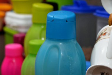 Kahire, Mısır, 4 Şubat 2021: Çok sayıda plastik ürün yığını, Tupperware Corporation, Amerikalı çok uluslu bir şirket plastik gıda konteynırları ve şişeleri üretiyor