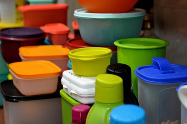 Kahire, Mısır, 4 Şubat 2021: Çok sayıda plastik ürün yığını, Tupperware Corporation, Amerikalı çok uluslu bir şirket plastik gıda konteynırları ve şişeleri üretiyor