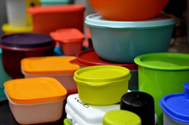 Kahire, Mısır, 4 Şubat 2021: Çok sayıda plastik ürün yığını, Tupperware Corporation, Amerikalı çok uluslu bir şirket plastik gıda konteynırları ve şişeleri üretiyor