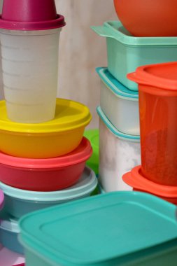 Kahire, Mısır, 4 Şubat 2021: Çok sayıda plastik ürün yığını, Tupperware Corporation, Amerikalı çok uluslu bir şirket plastik gıda konteynırları ve şişeleri üretiyor