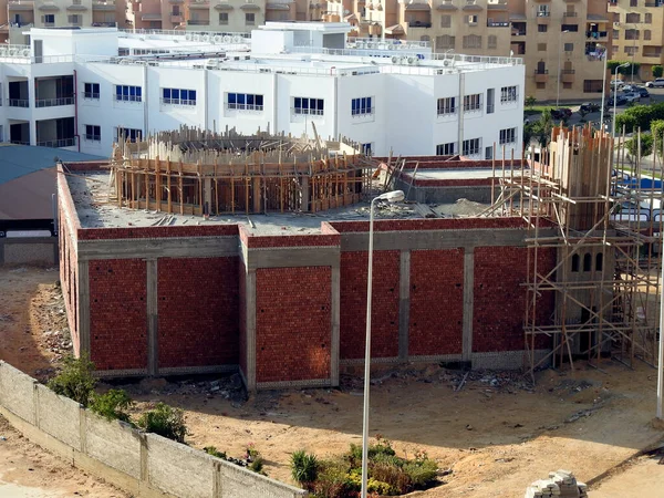 Kahire, Mısır, 8 Eylül 2020: Kahire 'de yeni bir cami inşaatı, yeni bir cami inşaatı, Müslümanların Allah' a dua edecekleri bir yer, ahşap iskeleler.