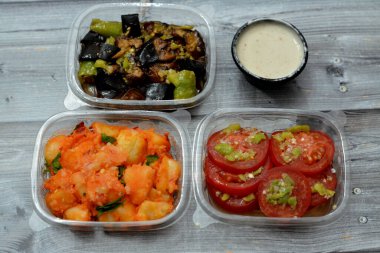 Mısır patlıcan turşusu ve yeşil biber, patates turşusu, maydanoz, yeşil biberli turşu dilimleri ve ahşaba izole edilmiş Tahini sosu, çeşitli salata çeşitleri.