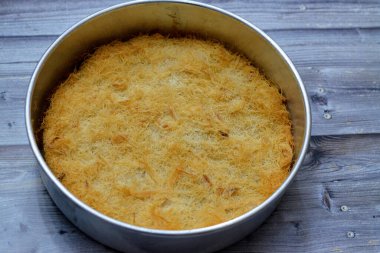 Şekerli bal şurubuna batırılmış, peynirle kaplanmış, pıhtılaşmış veya çırpılmış krema katılmış, Mısırlı Ramazan kunafa tatlısıyla hazırlanmış geleneksel bir orta doğu tatlısıdır.