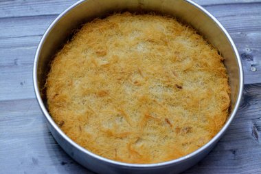 Şekerli bal şurubuna batırılmış, peynirle kaplanmış, pıhtılaşmış veya çırpılmış krema katılmış, Mısırlı Ramazan kunafa tatlısıyla hazırlanmış geleneksel bir orta doğu tatlısıdır.