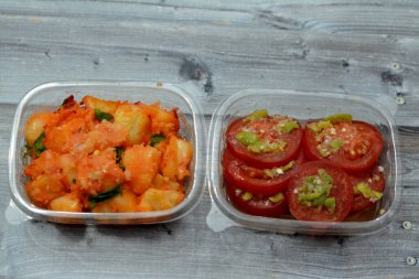 Patates turşusu, maydanoz, yeşil biberli turşu dilimleri, salata ve aperatif olarak yenen Mısır mutfağı genellikle deniz ürünleri ve ahşap arka planda izole edilmiş diğer yemekler.