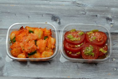 Patates turşusu, maydanoz, yeşil biberli turşu dilimleri, salata ve aperatif olarak yenen Mısır mutfağı genellikle deniz ürünleri ve ahşap arka planda izole edilmiş diğer yemekler.