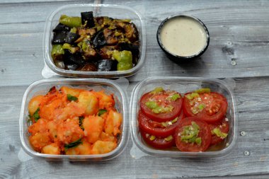 Mısır patlıcan turşusu ve yeşil biber, patates turşusu, maydanoz, yeşil biberli turşu dilimleri ve ahşaba izole edilmiş Tahini sosu, çeşitli salata çeşitleri.