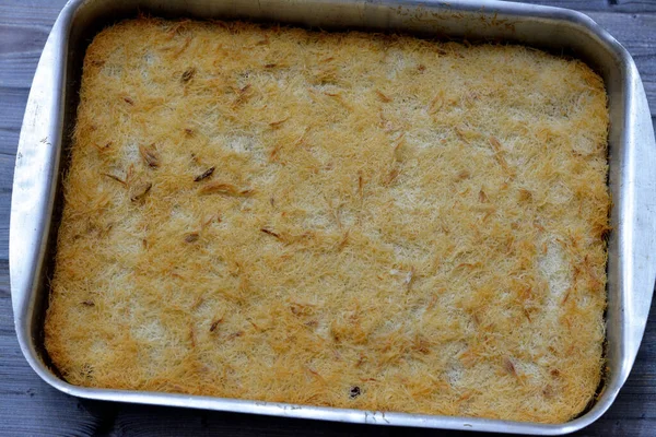 Ein Traditionelles Mittelöstliches Dessert Knafeh Konafa Mit Spinngebäck Kataifi Süßem — Stockfoto