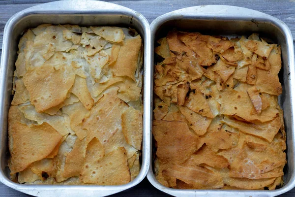 埃及甜甜的甜糕点 Roqaaq 是埃及的一种传统食品 由拉卡脆饼 蜂蜜糖浆和酥饼制成 作为甜点 有时会烹调 塞满切肉牛肉 — 图库照片