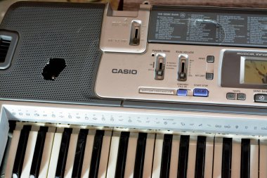 Kahire, Mısır, Nisan 12023: Kırık elektronik müzik klavyesi, çalışmayan piyano tonlarını tam ölçekli tuşlar, ritimler, tonlar, ayar kontrolü, midi, ekran ve hoparlörler ile kırdı