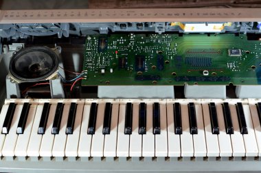 Kahire, Mısır, Nisan 12023: Kırık elektronik müzik klavyesi, çalışmayan piyano tonlarını tam ölçekli tuşlar, ritimler, tonlar, ayar kontrolü, midi, ekran ve hoparlörler ile kırdı