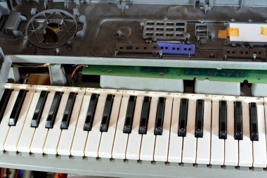 Kahire, Mısır, Nisan 12023: Kırık elektronik müzik klavyesi, çalışmayan piyano tonlarını tam ölçekli tuşlar, ritimler, tonlar, ayar kontrolü, midi, ekran ve hoparlörler ile kırdı