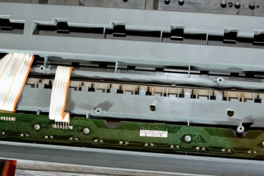 Kahire, Mısır, Nisan 12023: Kırık elektronik müzik klavyesi, çalışmayan piyano tonlarını tam ölçekli tuşlar, ritimler, tonlar, ayar kontrolü, midi, ekran ve hoparlörler ile kırdı