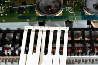 Kahire, Mısır, Nisan 12023: Kırık elektronik müzik klavyesi, çalışmayan piyano tonlarını tam ölçekli tuşlar, ritimler, tonlar, ayar kontrolü, midi, ekran ve hoparlörler ile kırdı
