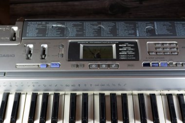 Kahire, Mısır, Nisan 12023: Kırık elektronik müzik klavyesi, çalışmayan piyano tonlarını tam ölçekli tuşlar, ritimler, tonlar, ayar kontrolü, midi, ekran ve hoparlörler ile kırdı