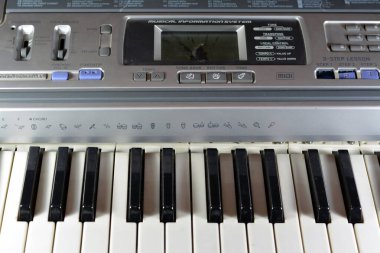 Kahire, Mısır, Nisan 12023: Kırık elektronik müzik klavyesi, çalışmayan piyano tonlarını tam ölçekli tuşlar, ritimler, tonlar, ayar kontrolü, midi, ekran ve hoparlörler ile kırdı