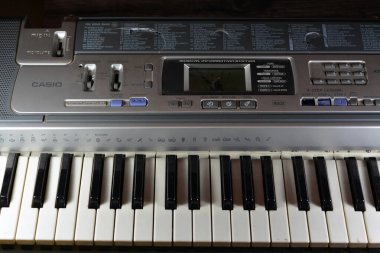 Kahire, Mısır, Nisan 12023: Kırık elektronik müzik klavyesi, çalışmayan piyano tonlarını tam ölçekli tuşlar, ritimler, tonlar, ayar kontrolü, midi, ekran ve hoparlörler ile kırdı