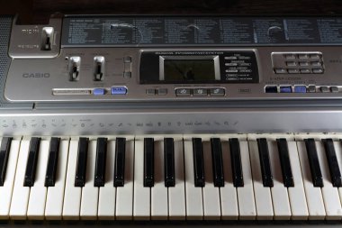 Kahire, Mısır, Nisan 12023: Kırık elektronik müzik klavyesi, çalışmayan piyano tonlarını tam ölçekli tuşlar, ritimler, tonlar, ayar kontrolü, midi, ekran ve hoparlörler ile kırdı