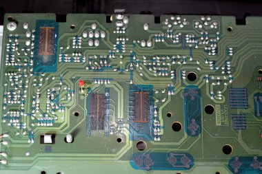Kahire, Mısır, Nisan 12023: Kırık elektronik müzik klavyesi, çalışmayan piyano tonlarını tam ölçekli tuşlar, ritimler, tonlar, ayar kontrolü, midi, ekran ve hoparlörler ile kırdı