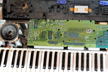 Kahire, Mısır, Nisan 12023: Kırık elektronik müzik klavyesi, çalışmayan piyano tonlarını tam ölçekli tuşlar, ritimler, tonlar, ayar kontrolü, midi, ekran ve hoparlörler ile kırdı