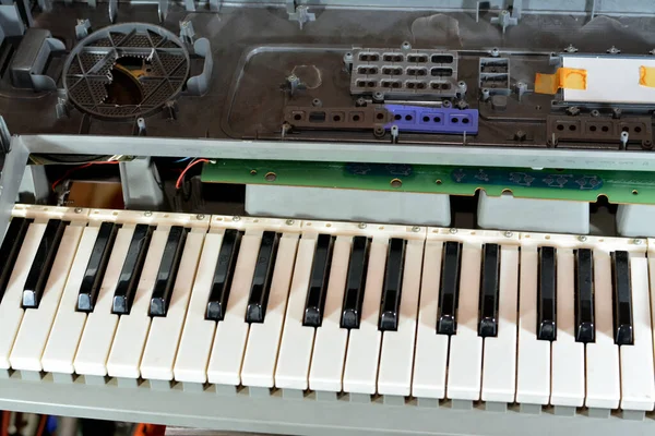Cairo Egypt April 2023 Broken Electronic Musical Keyboard Cracked Non — Stock Photo, Image
