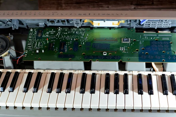 カイロ エジプト 2023年4月1日 壊れた電子音楽キーボード フルサイズのキー リズム トーン チューニングコントロール ミディ ディスプレイ画面とスピーカーで非作業ピアノトーンキーボードをクラック — ストック写真