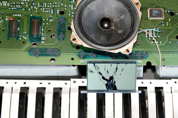 埃及开罗 2023年4月1日 断了的电子音乐键盘 断了的带有全尺寸键的钢琴音色键盘 调音控制 Midi 显示屏和扬声器 — 图库照片