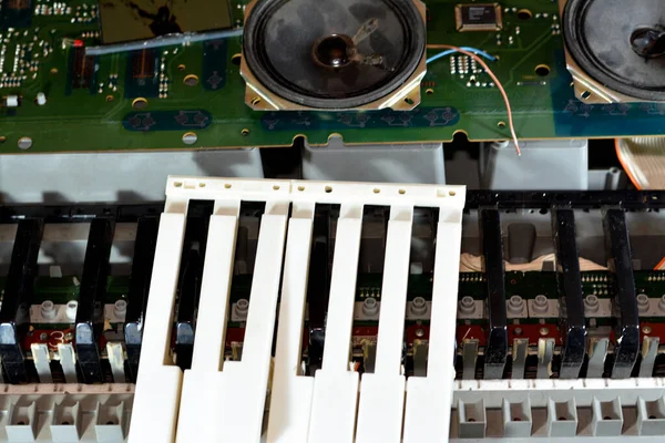 カイロ エジプト 2023年4月1日 壊れた電子音楽キーボード フルサイズのキー リズム トーン チューニングコントロール ミディ ディスプレイ画面とスピーカーで非作業ピアノトーンキーボードをクラック — ストック写真
