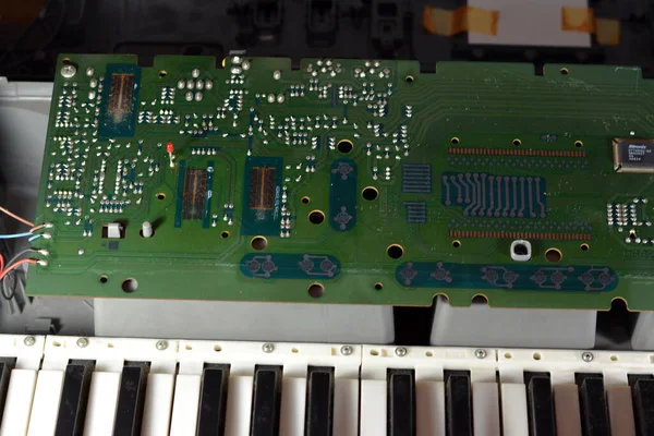 埃及开罗 2023年4月1日 断了的电子音乐键盘 断了的带有全尺寸键的钢琴音色键盘 调音控制 Midi 显示屏和扬声器 — 图库照片