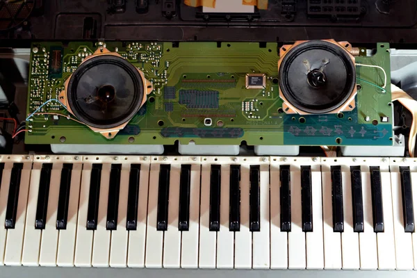 Cairo Egypten April 2023 Broken Elektronisk Musikalsk Tastatur Revnet Ikke - Stock-foto
