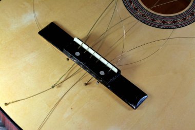 Parçalanmış akorları, parçalanmış müzik aleti, kesik akortlu ve ahşaplı eklenmemiş gitar, çalışmayan müzik aletlerinin seçici odak noktası.