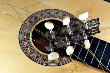 Parçalanmış akorları, parçalanmış müzik aleti, kesik akortlu ve ahşaplı eklenmemiş gitar, çalışmayan müzik aletlerinin seçici odak noktası.