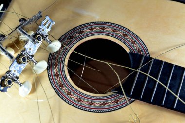 Parçalanmış akorları, parçalanmış müzik aleti, kesik akortlu ve ahşaplı eklenmemiş gitar, çalışmayan müzik aletlerinin seçici odak noktası.
