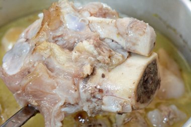 Arap Mısır mutfağından kawareh paçaları ve diz boyu kolajen ve jelatin dolu çorba, pişirilmiş inek ayakları ve dizler, koşu bandı kemik güveci, kas ve bağışıklık için iyi, seçici odaklanma