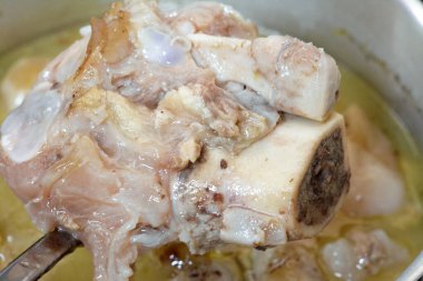 Arap Mısır mutfağından kawareh paçaları ve diz boyu kolajen ve jelatin dolu çorba, pişirilmiş inek ayakları ve dizler, koşu bandı kemik güveci, kas ve bağışıklık için iyi, seçici odaklanma