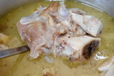 Arap Mısır mutfağından kawareh paçaları ve diz boyu kolajen ve jelatin dolu çorba, pişirilmiş inek ayakları ve dizler, koşu bandı kemik güveci, kas ve bağışıklık için iyi, seçici odaklanma