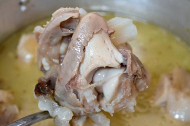 Arap Mısır mutfağından kawareh paçaları ve diz boyu kolajen ve jelatin dolu çorba, pişirilmiş inek ayakları ve dizler, koşu bandı kemik güveci, kas ve bağışıklık için iyi, seçici odaklanma